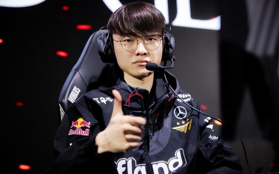 得分领先者崔小俊！ Shanks 击败了他的老队伍 Karis ，并且 Anyone's Legend 赢得了第一场比赛