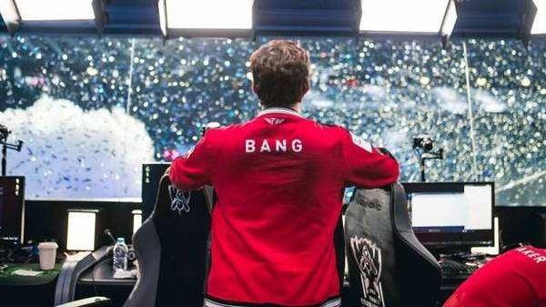 一起打开香槟吧！ Jee 的狙击手三杀白色菜单，突破B点， TyLoo 战胜NAVI赢得第一张地图