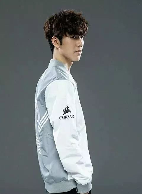 TheShy Ins晒照：谢谢把我的头发和妆都弄得很漂亮